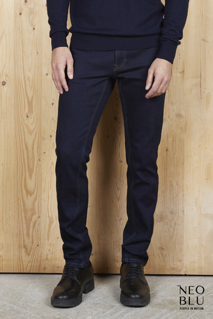 Gaspard Men Denim - 03180Παντελόνια / NeobluΑνδρικό stretch παντελόνι σε ίσια γραμμήΣχέδιο και Χαρακτηριστικά: Το Gaspard Men Denim 03180 διαθέτει κλείσιμο με φερμουάρ και κουμπί, θηλύκια για τη ζώνη και πεντάτσεπο σχέδιο με 2 μπροστινές τσέπες και μια μικρή τσέπη «εισιτηρίου». Οι ματ μεταλλικές λεπτομέρειες προσθέτουν μία κομψή νότα στην εμφάνιση. Διατίθεται και σε μαύρο twill, προσφέροντας ποικιλία στις επιλογές. - Εφαρμογή ως Επαγγελματική Ένδυση: Ιδανικό για εργαζόμενους σε γραφεία, καταστήματα και επαγγελματικούς χώρους που απαιτούν κομψότητα και άνεση. Το παντελόνι αυτό μπορεί να συνδυαστεί εύκολα με πουκάμισα ή μπλούζες για μια ολοκληρωμένη επαγγελματική εμφάνιση. - Υλικό και Άνεση: Κατασκευασμένο από 93% βαμβάκι, 5% elastomultiester και 2% ελαστάν, προσφέρει εξαιρετική άνεση και ελευθερία κινήσεων καθ'' όλη τη διάρκεια της ημέρας. Το stretch υλικό επιτρέπει την άνετη εφαρμογή χωρίς περιορισμούς. - Δυνατότητα Προσαρμογής: Υπάρχει η δυνατότητα εκτύπωσης λογοτύπων ή μηνυμάτων του πελάτη, καθιστώντας το ιδανικό για εταιρικές παραγγελίες και εξατομικευμένες εκτυπώσεις.